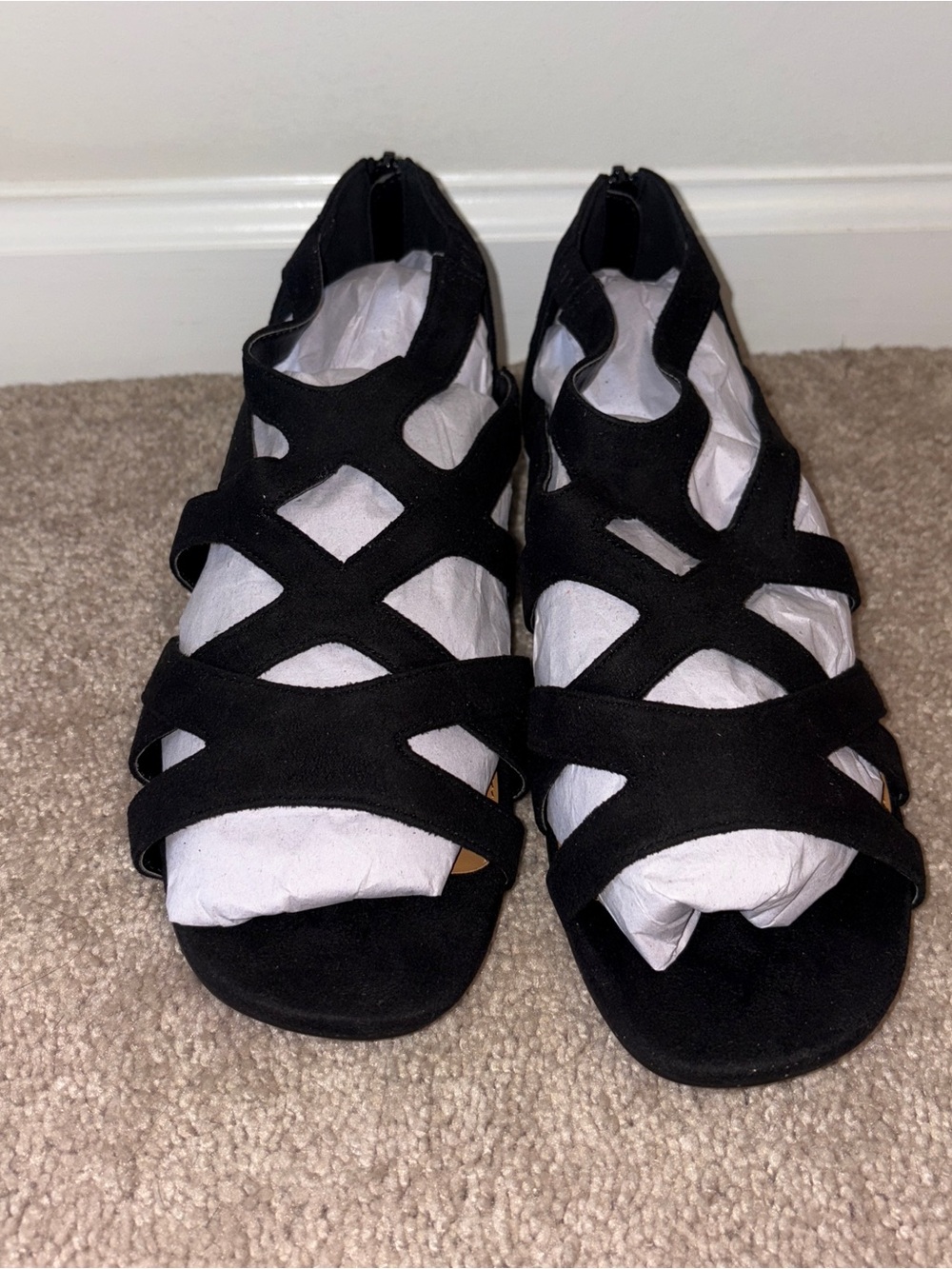 comfortview Black Strappy Cutout Sandals Size: 9